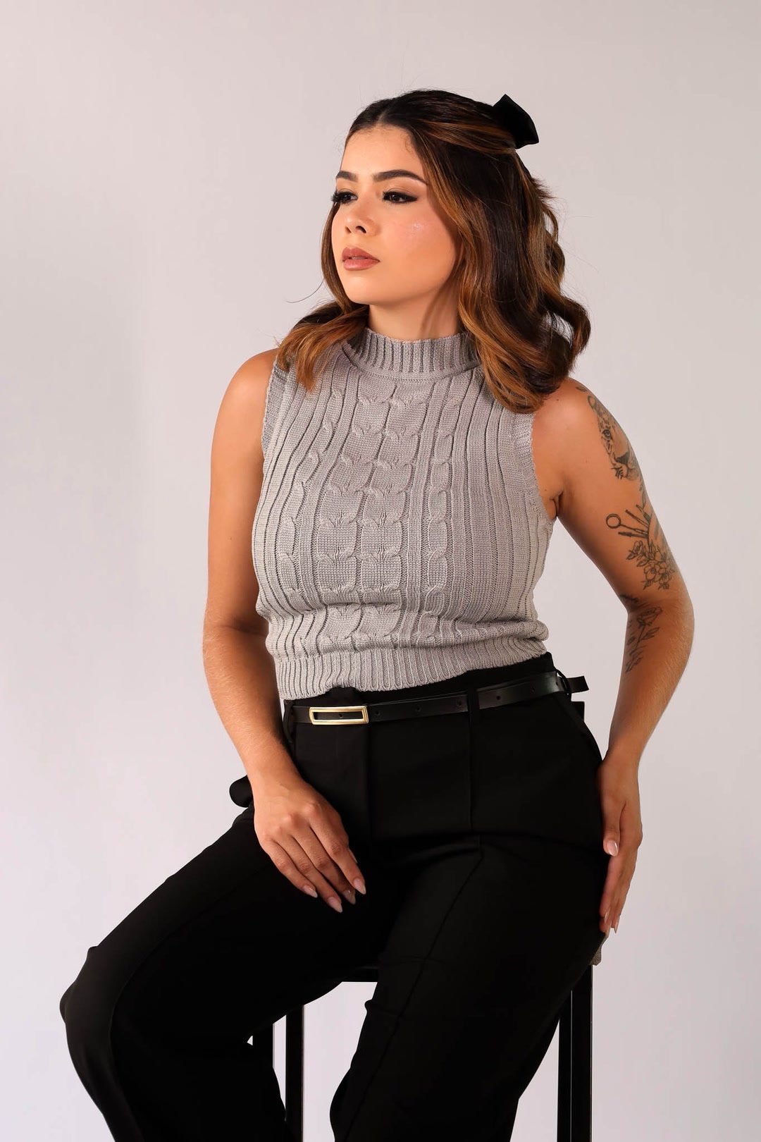 Kauany Rocha, lash designer e mentora do curso de extensão de cílios, sentada no studio